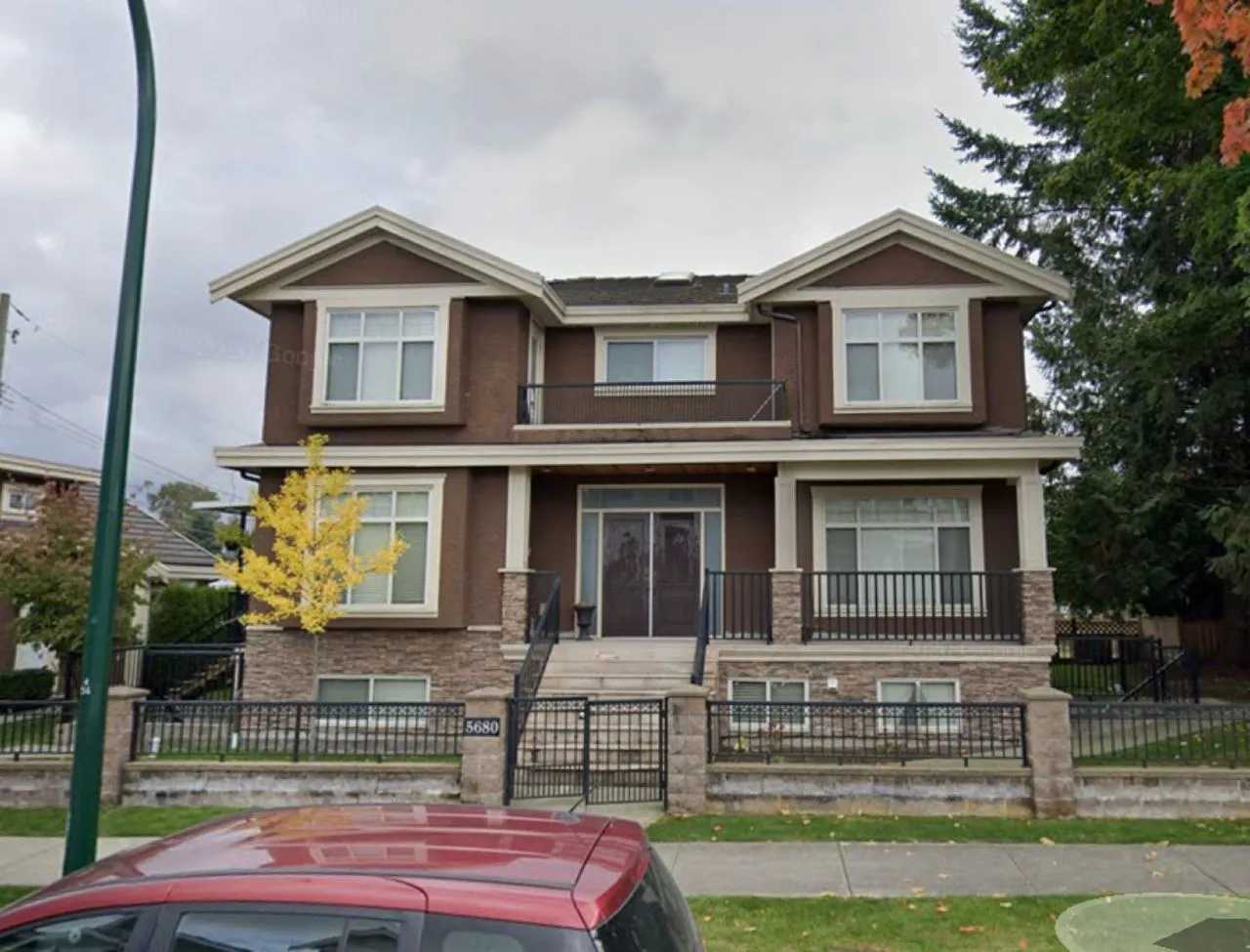 Well-maintained home with professional gutter cleaner in Vancouver.