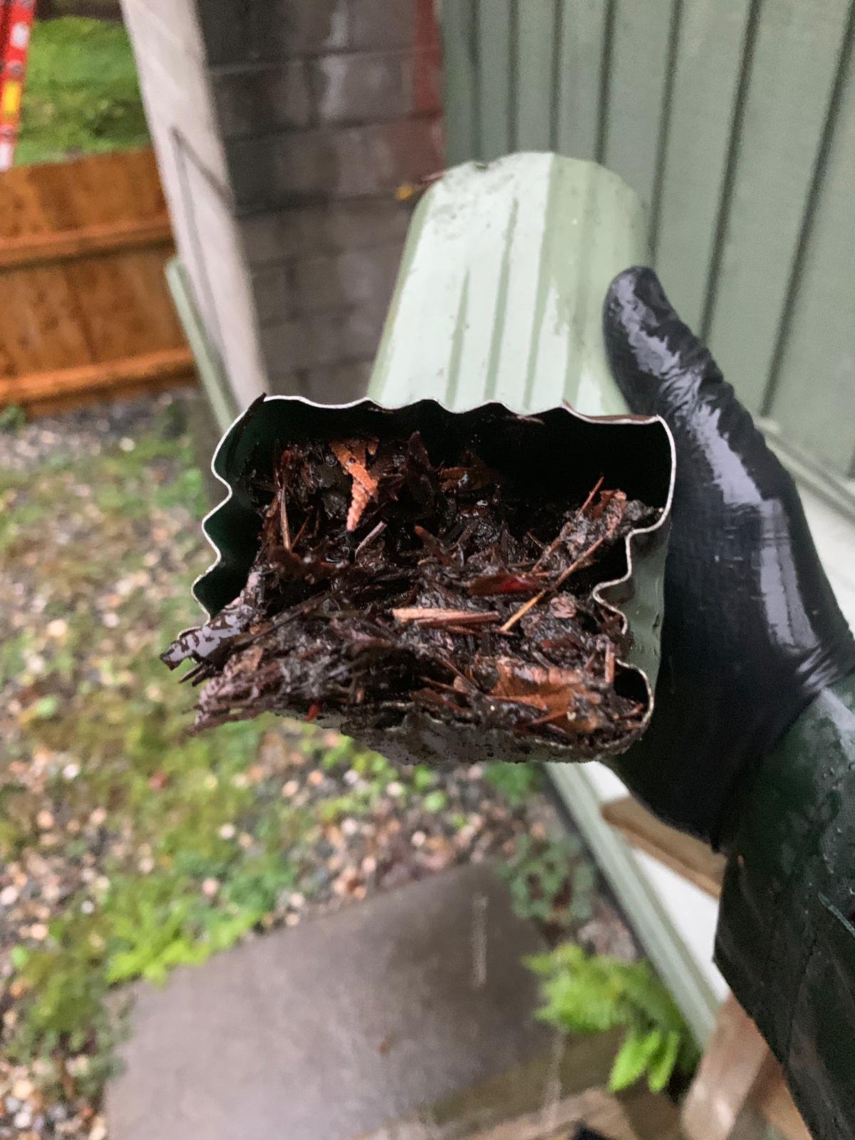 Detaching a clogged downpipe