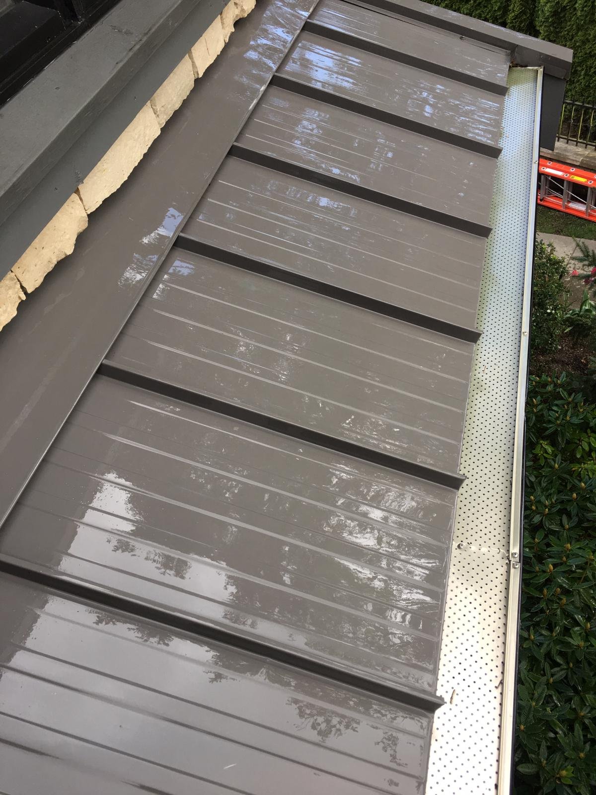 Metal roof after heavier dirt was professionally cleaned