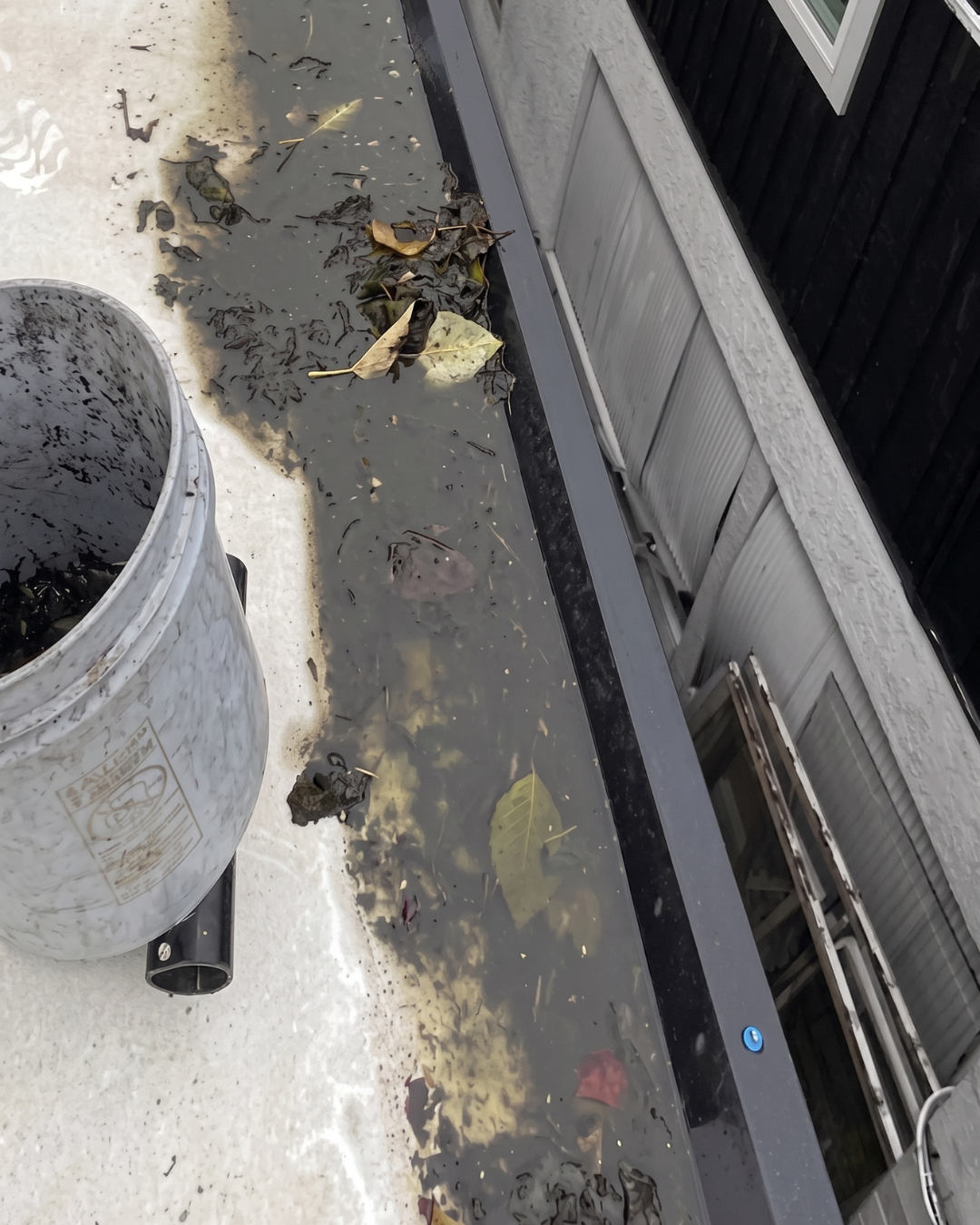 Overflowing hidden box gutter