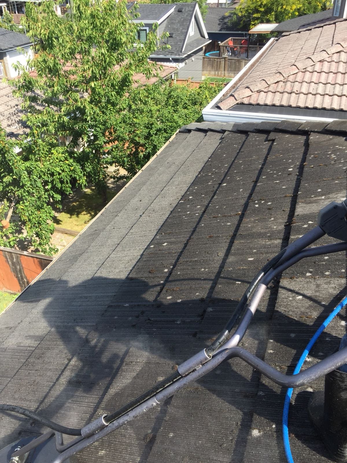 Controlled pressure washing of a tile roof