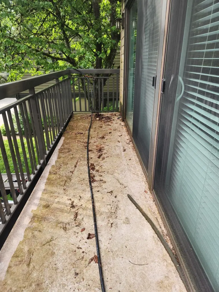 Vinyl deck before pressure washing